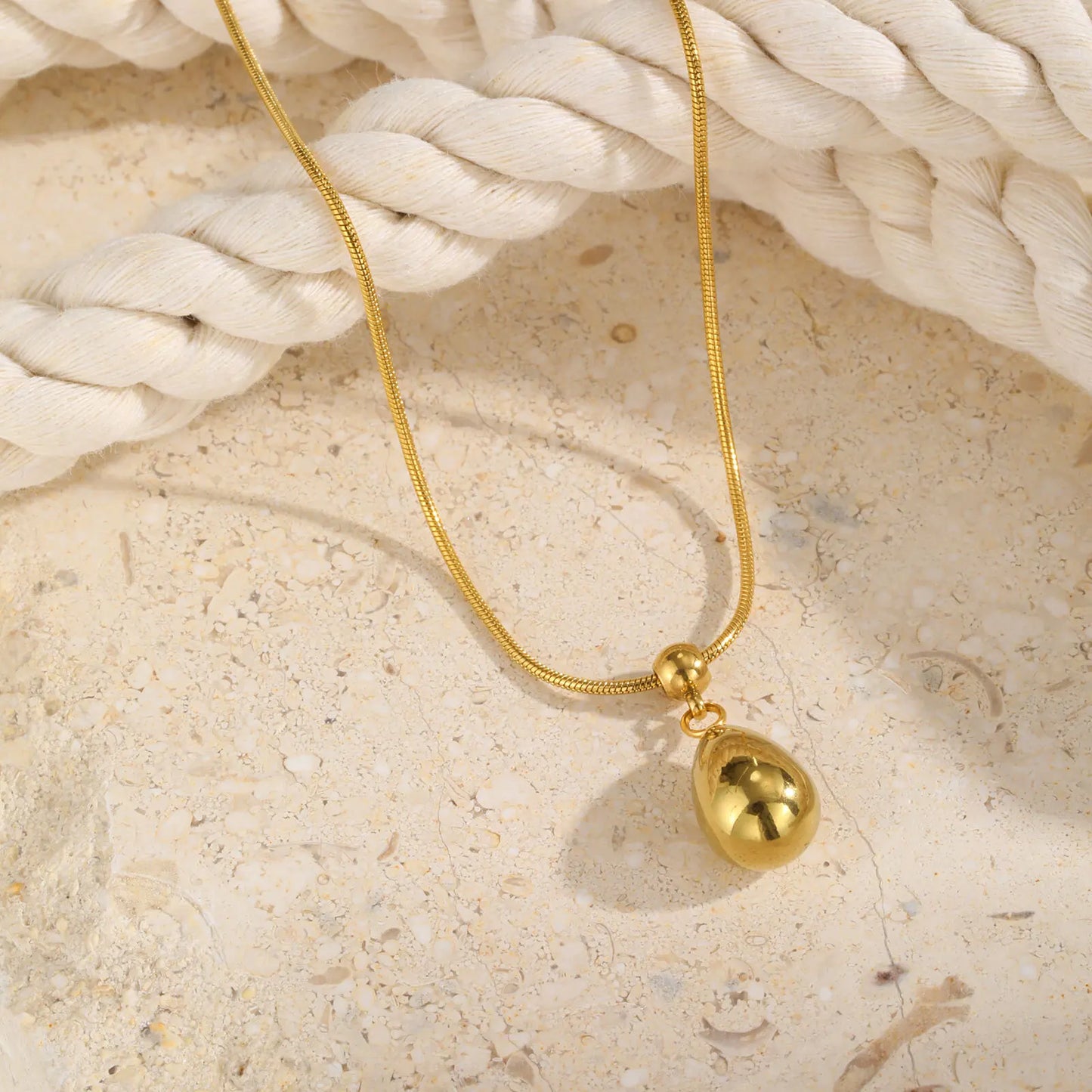 Golden Teardrop Necklace – Pure Elegance Edition