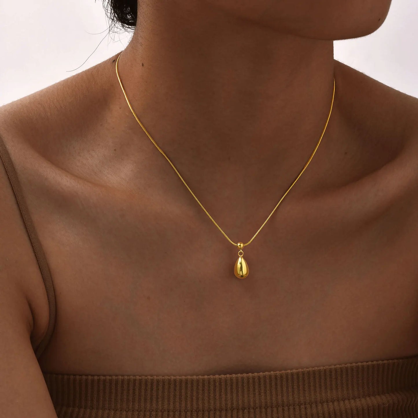 Golden Teardrop Necklace – Pure Elegance Edition