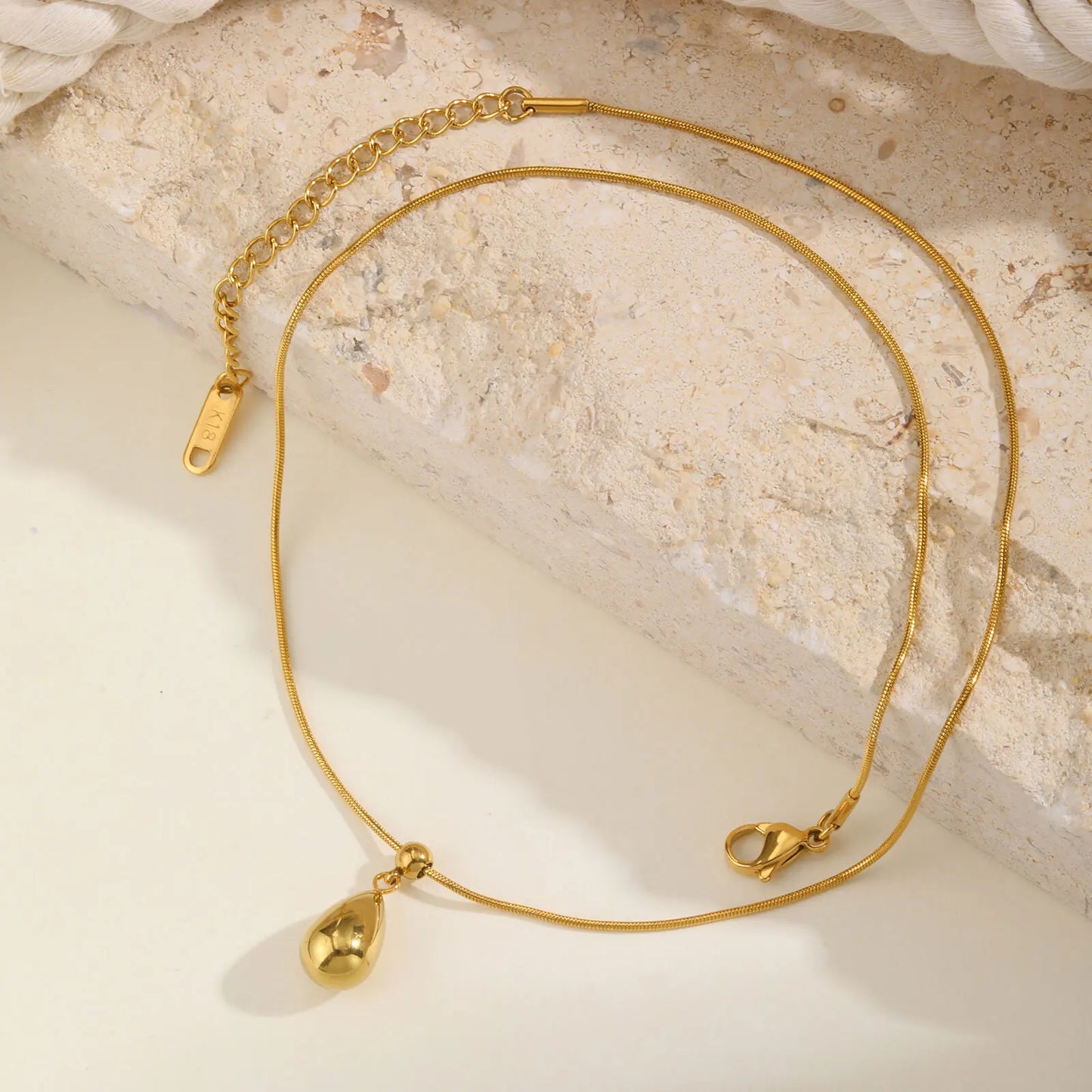 Golden Teardrop Necklace – Pure Elegance Edition