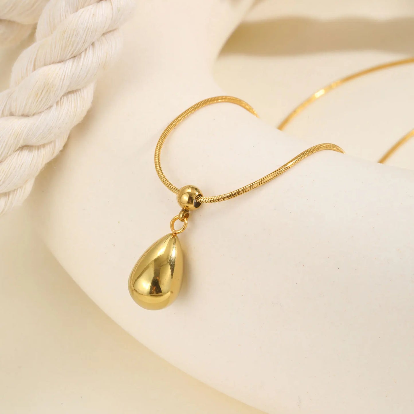 Golden Teardrop Necklace – Pure Elegance Edition